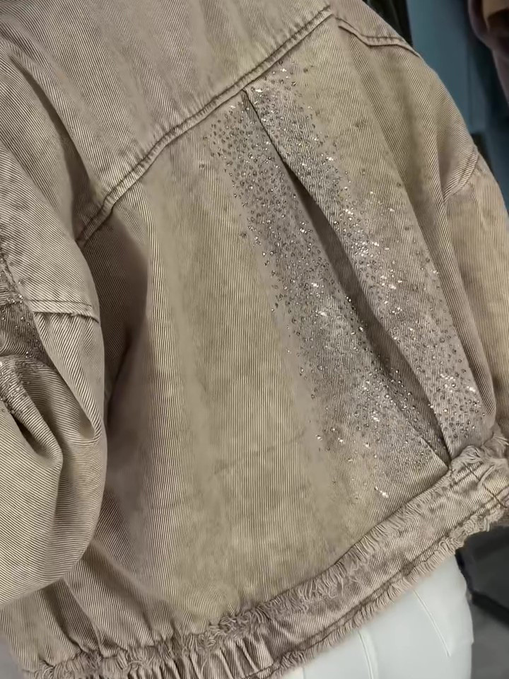Chaqueta Vaquera Corta con Pedrería para Mujer | Cazadora Deshilachada Color Caqui - Imagen 6