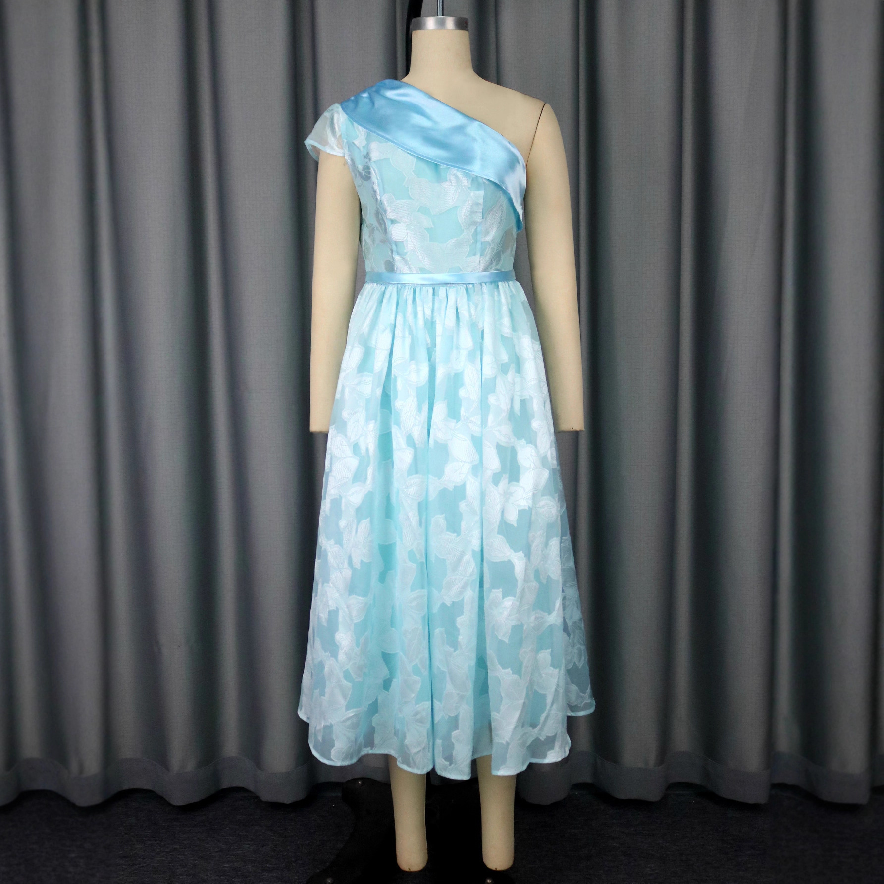 Vestido de Noche con Hombro Oblicuo y Contraste de Colores | Jacquard Elegante para Eventos - Imagen 2