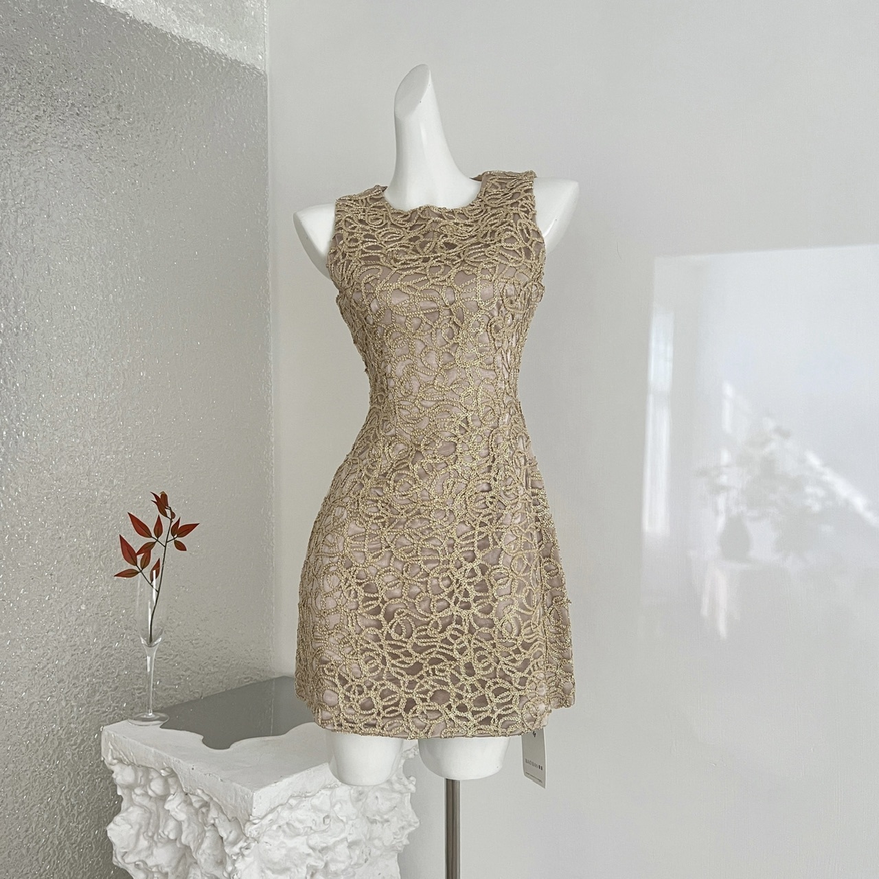 Vestido de Fiesta con Bordado 3D en Hilo Dorado | Midi Ajustado Elegante | Bodas y Eventos