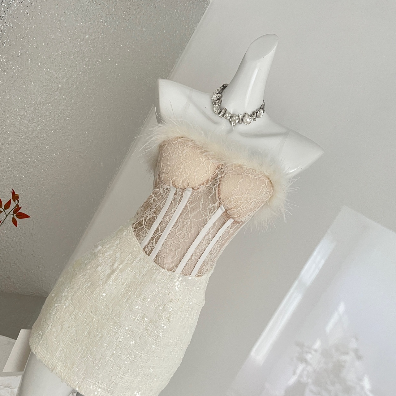 Vestido Strapless Bodycon con Encaje y Lentejuelas | Mini Elegante con Ribete de Piel | Fiestas