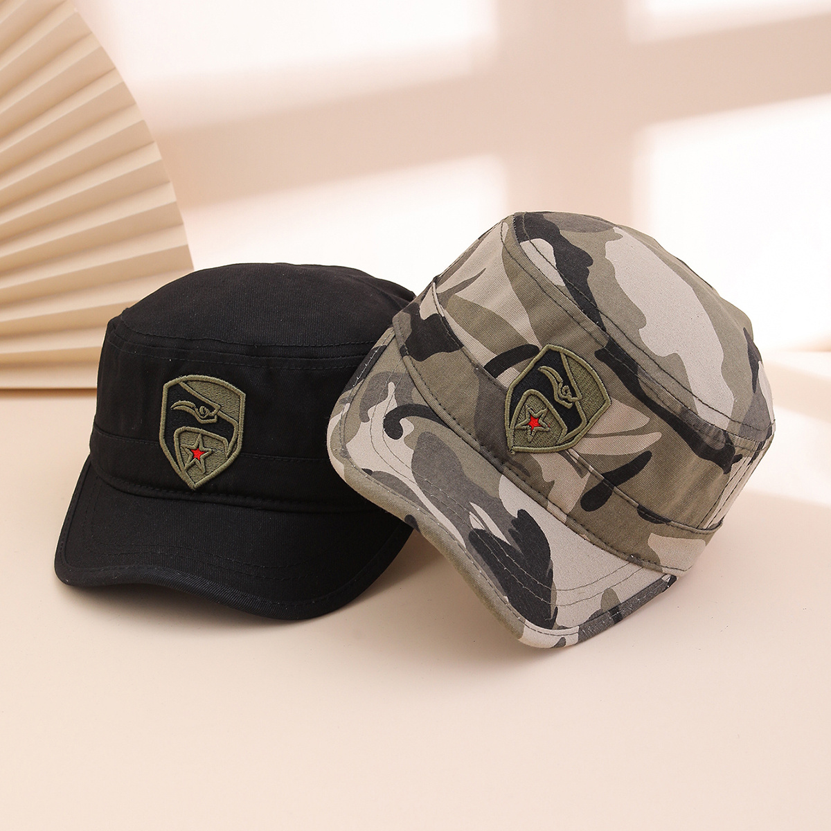 Sombrero Plano con Bordado de Cuchillo Curvo y Estrella Roja | Estilo Militar - Imagen 2