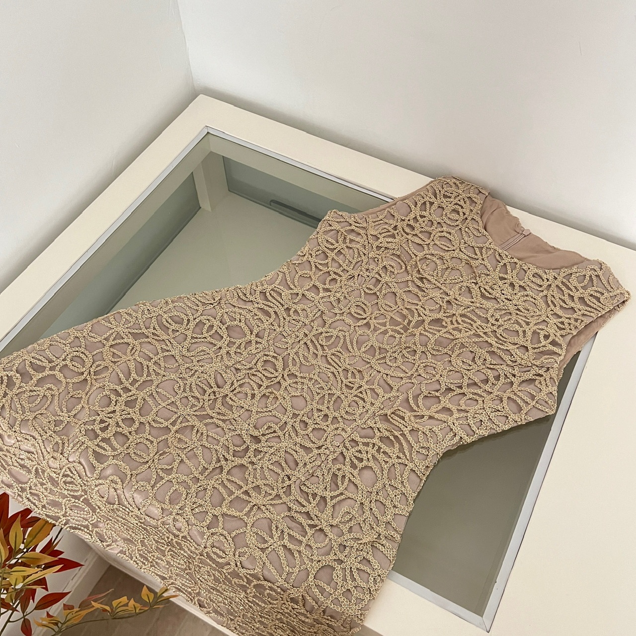 Vestido de Fiesta con Bordado 3D en Hilo Dorado | Midi Ajustado Elegante | Bodas y Eventos - Imagen 2