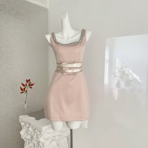 Vestido de Cóctel sin Mangas con Pedrería y Lazo | Rosa Empolvado para Bodas y Eventos