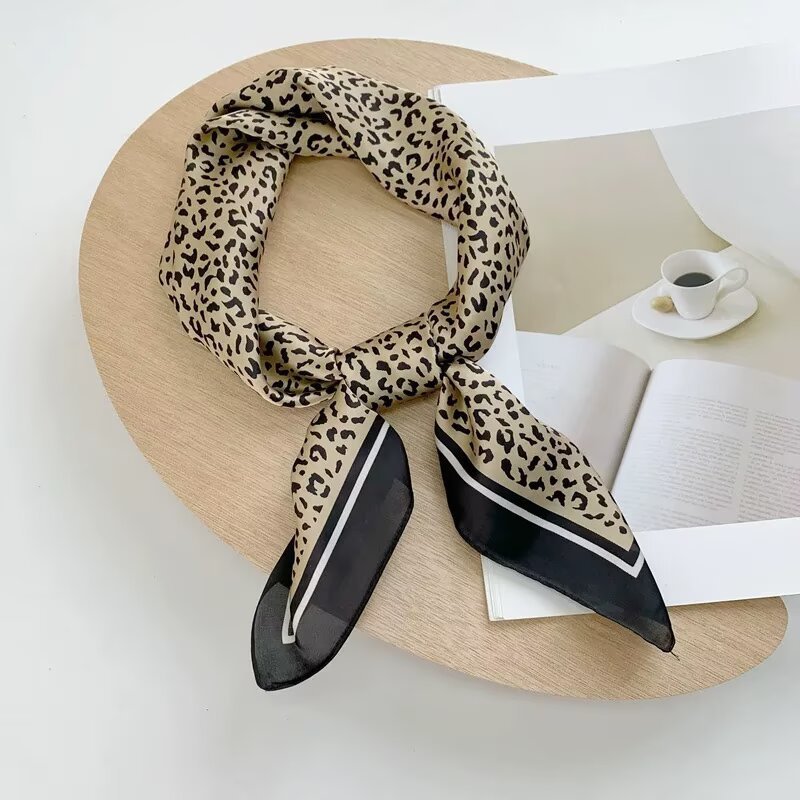 Pañuelo Cuadrado de Seda para Mujer | Accesorio Versátil para Cuello y Pelo | Regalo Ideal - Imagen 4