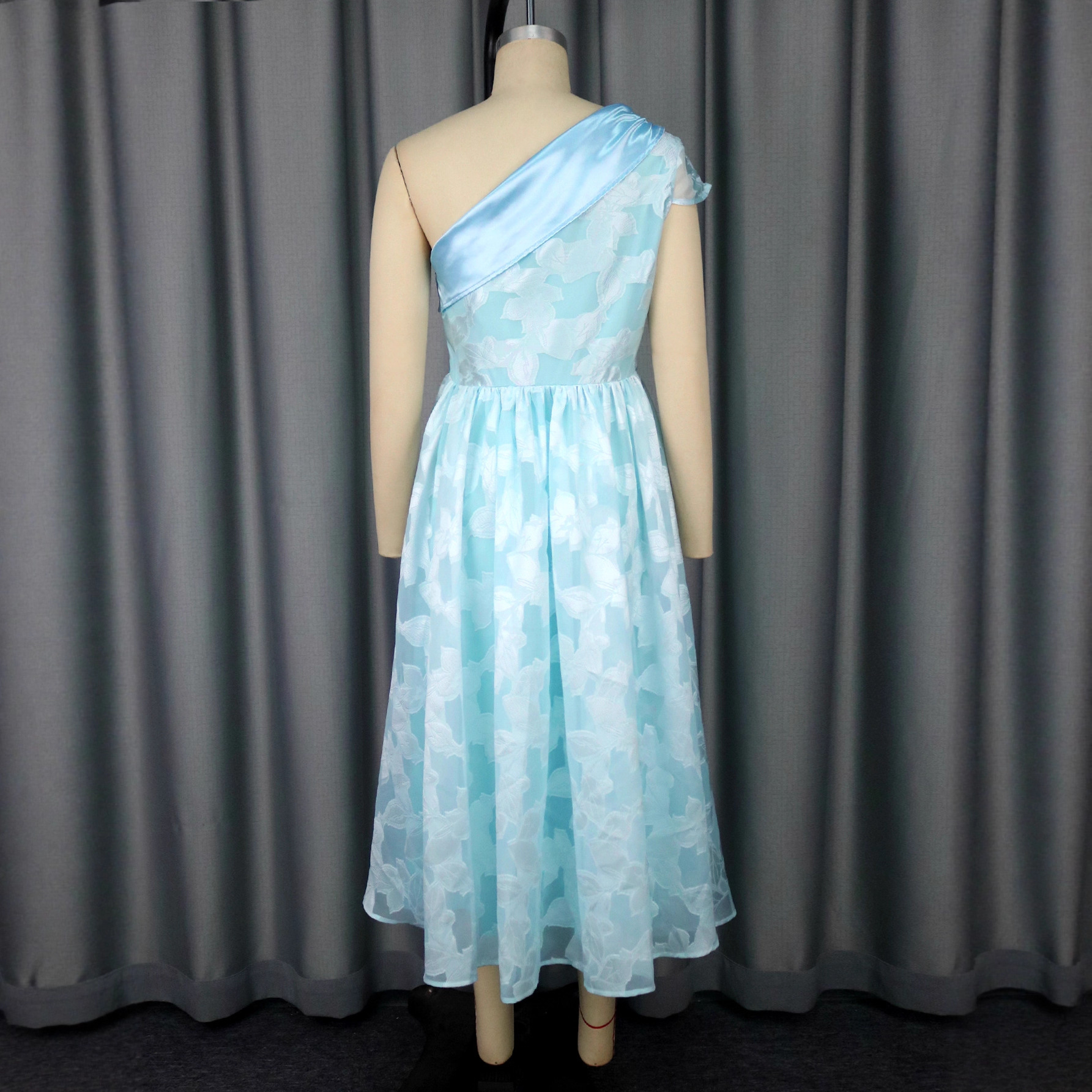 Vestido de Noche con Hombro Oblicuo y Contraste de Colores | Jacquard Elegante para Eventos - Imagen 3