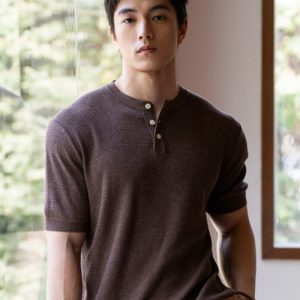 Camiseta de Punto con Media Tapeta para Hombre | Manga Corta Casual Color Té Aromatizado